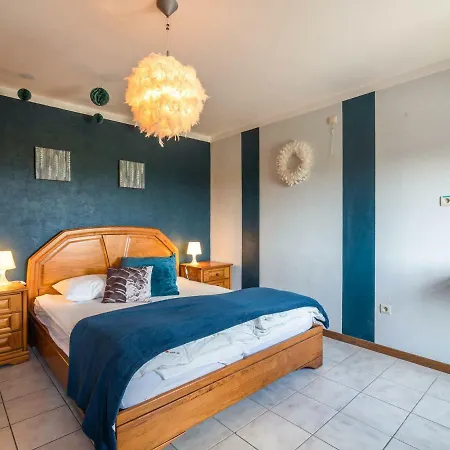 Spacious In With Garden *